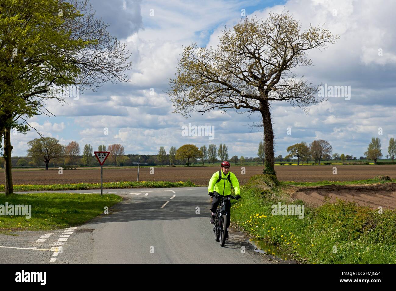 Mann, der auf der Landstraße in North Yorkshire, England, fährt Stockfoto