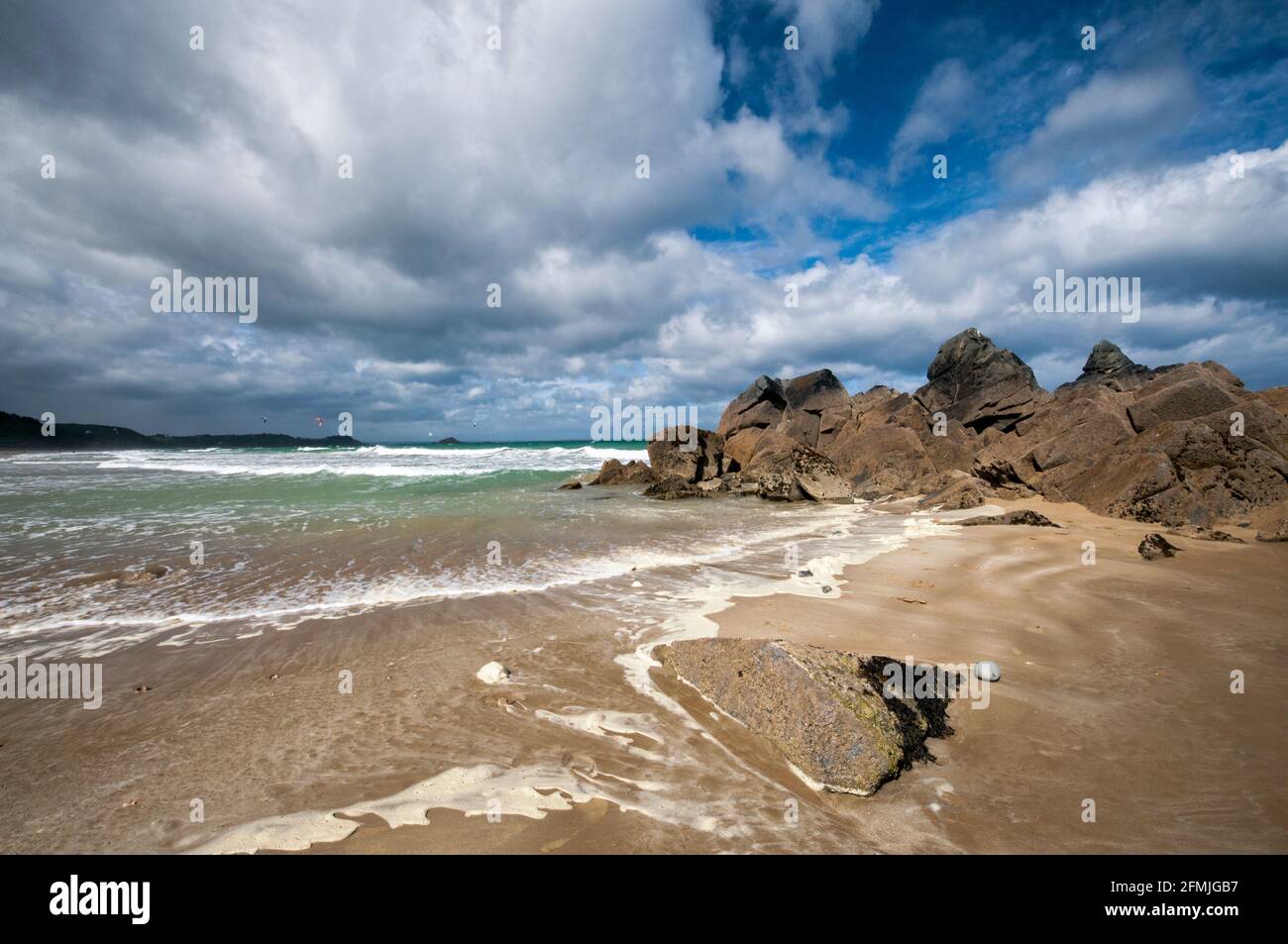 Der Strand von St Pabu und die Felsen unter einem dramatischen Himmel in der Nähe der Stadt Ercquy, Cotes d'Armor (22), Bretagne, Frankreich Stockfoto