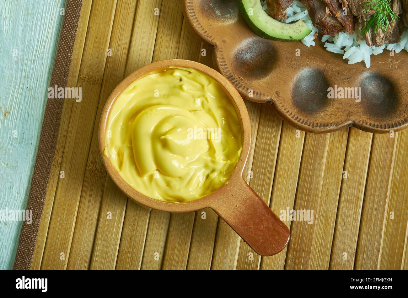 French Beurre Blanc – warme, emulgierte Buttersauce mit Eine Reduktion von Essig Stockfoto