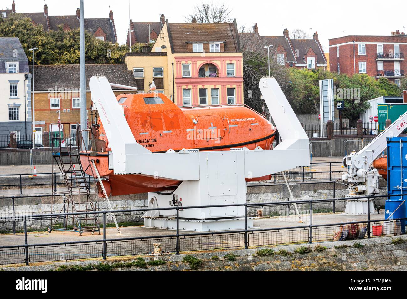 Eine Maritme Skills Academy, die Rettungsboot im Hafen von Dover trainiert Stockfoto