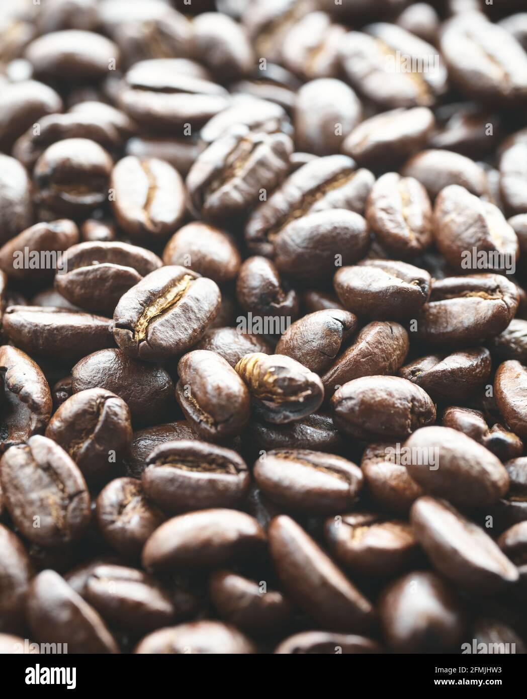 Nahaufnahme von dunklen gerösteten Kaffeebohnen, selektiver Fokus. Stockfoto