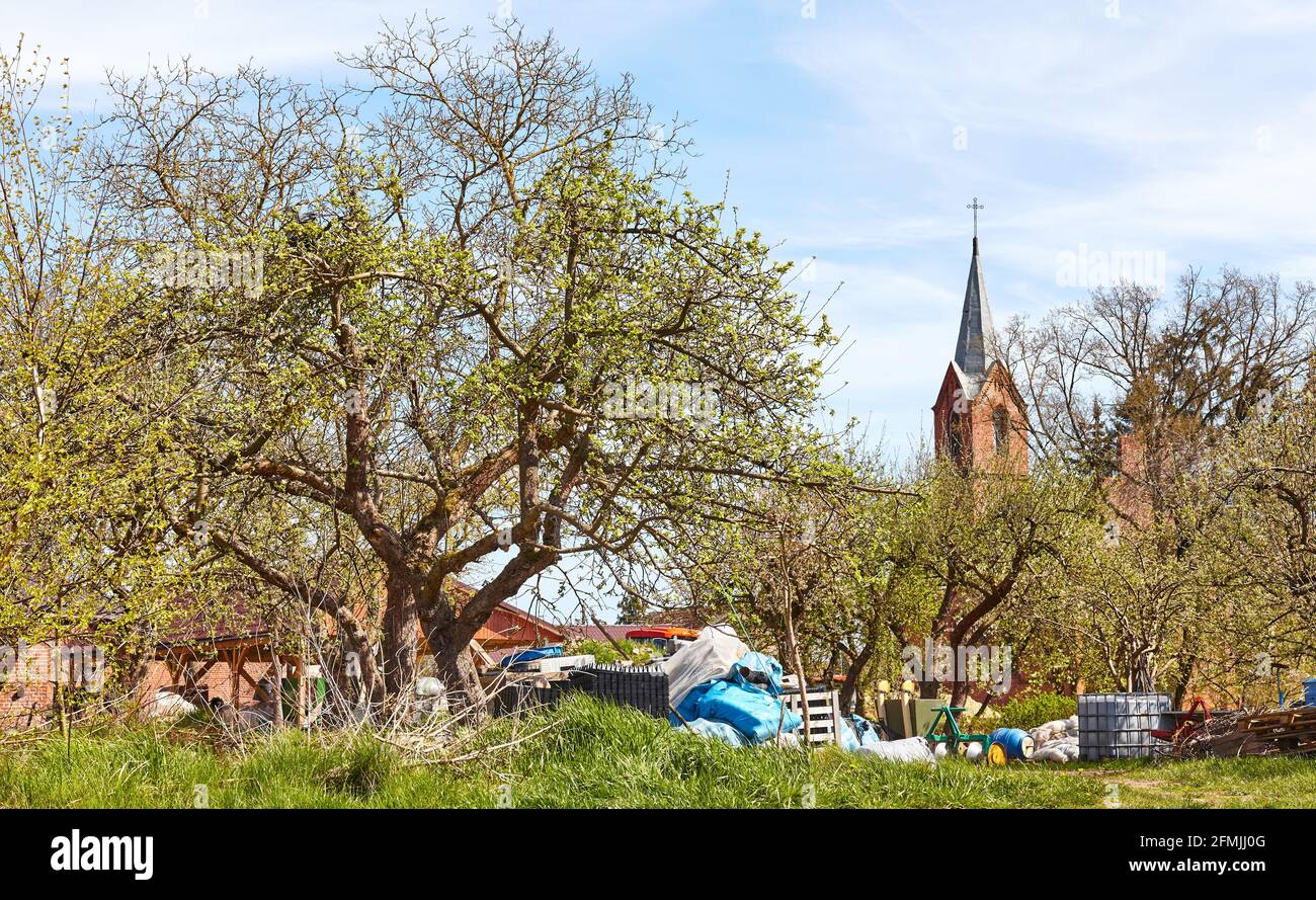 Ländliche Landschaft im Frühjahr mit Kirchturm in der Ferne. Stockfoto