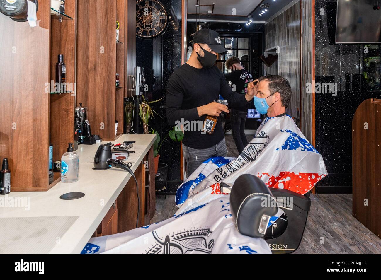 Bandon, West Cork, Irland. Mai 2021. Friseure, Friseure und Schönheitssalons haben heute Morgen wieder geöffnet, da mehr COVID-19-Beschränkungen aufgehoben wurden. Diós der Friseurladen in Bandon war vom frühen Morgen an voll. Quelle: AG News/Alamy Live News Stockfoto