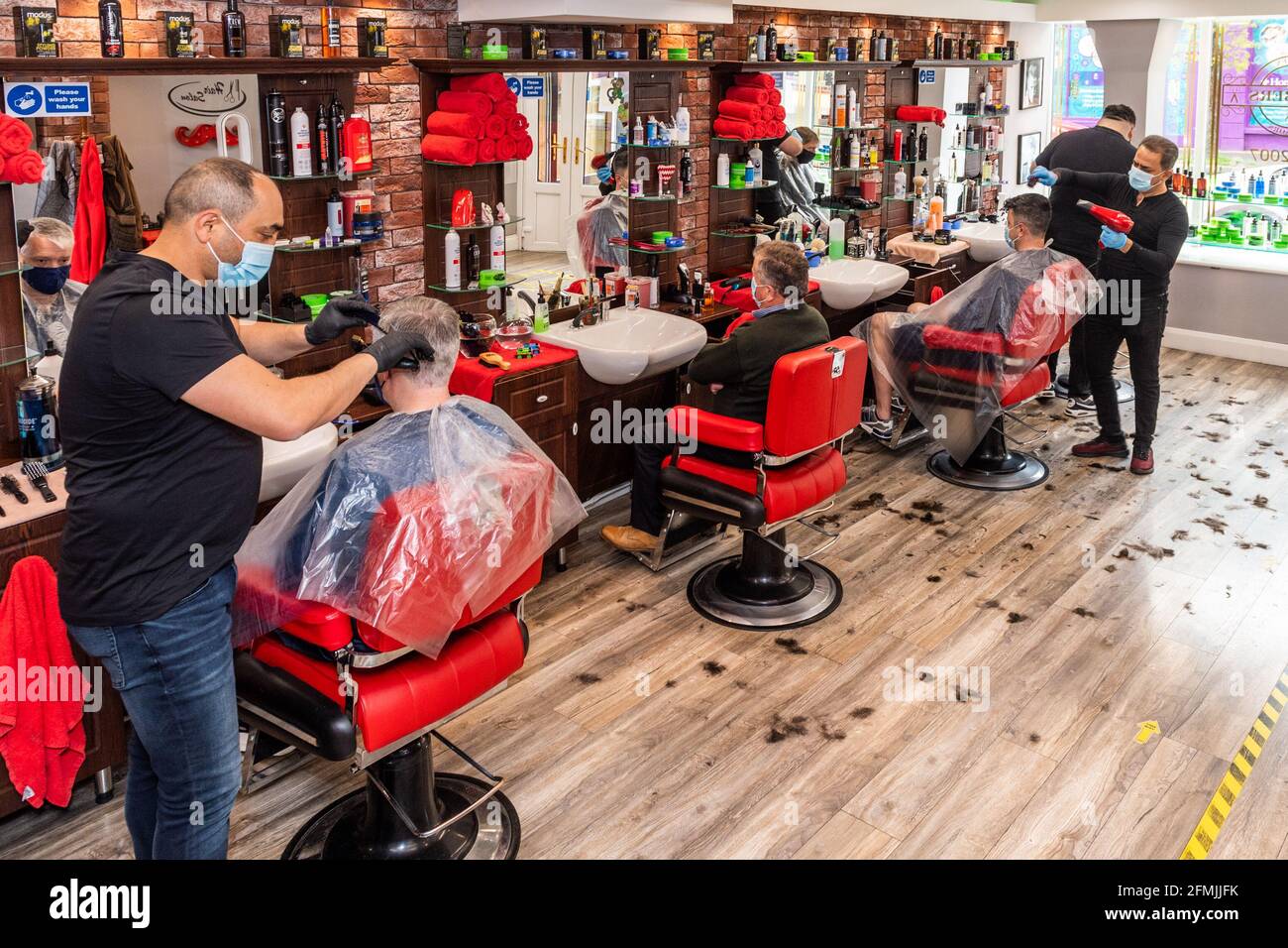 Bandon, West Cork, Irland. Mai 2021. Friseure, Friseure und Schönheitssalons haben heute Morgen wieder geöffnet, da mehr COVID-19-Beschränkungen aufgehoben wurden. Der Friseurladen Golden Scissors in Bandon war vom frühen Morgen an voll. Quelle: AG News/Alamy Live News Stockfoto