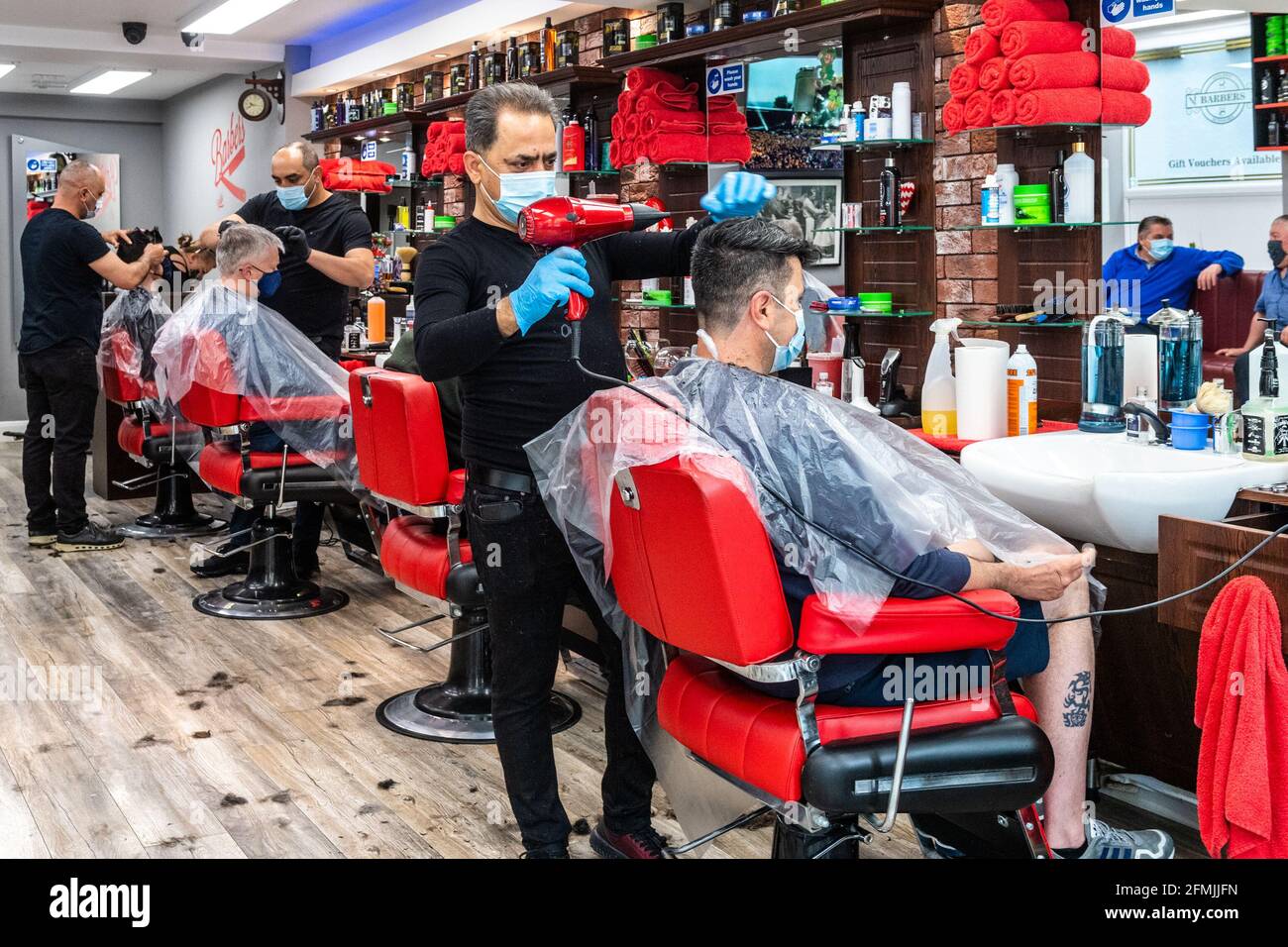 Bandon, West Cork, Irland. Mai 2021. Friseure, Friseure und Schönheitssalons haben heute Morgen wieder geöffnet, da mehr COVID-19-Beschränkungen aufgehoben wurden. Der Friseurladen Golden Scissors in Bandon war vom frühen Morgen an voll. Quelle: AG News/Alamy Live News Stockfoto