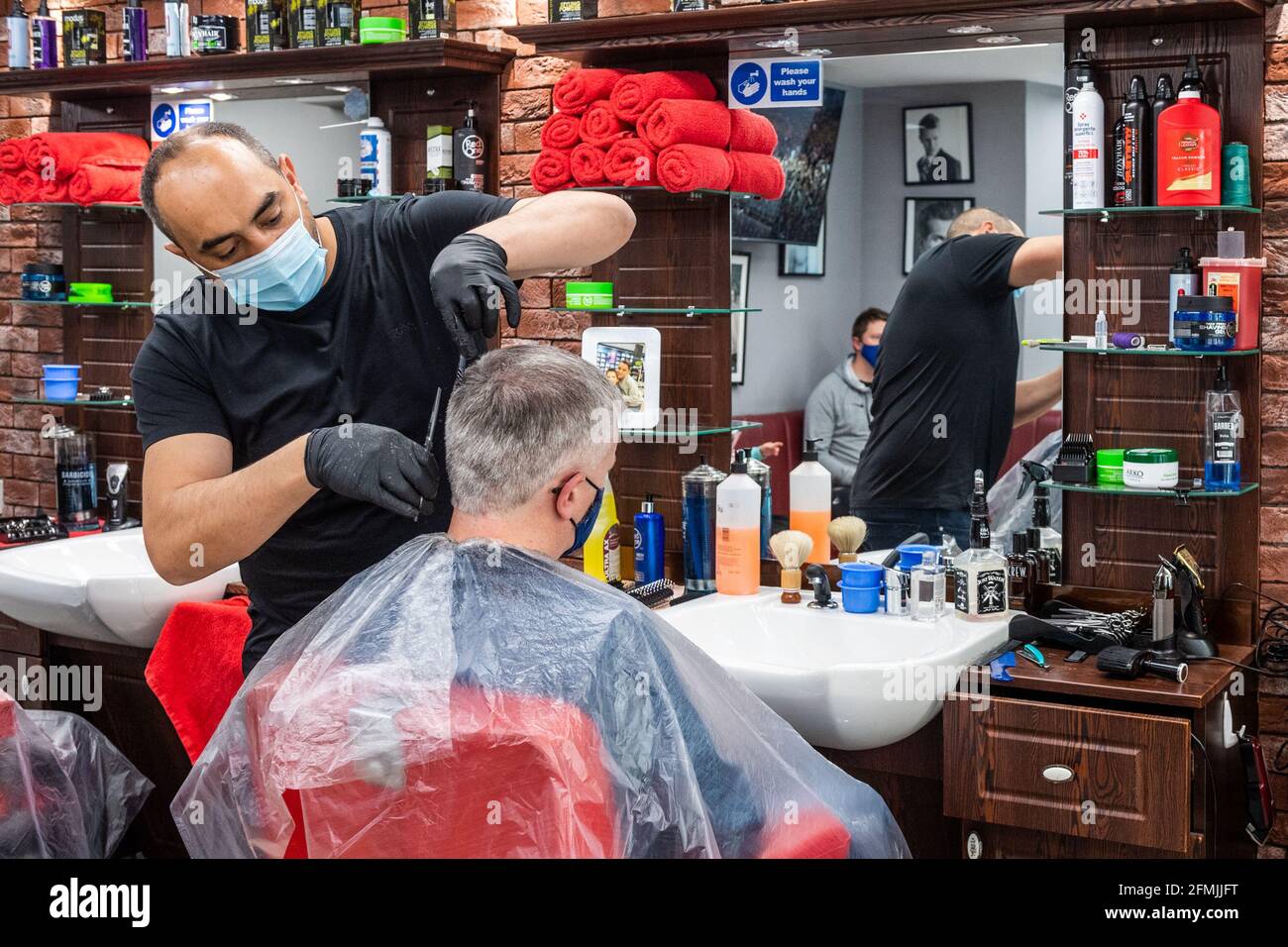 Bandon, West Cork, Irland. Mai 2021. Friseure, Friseure und Schönheitssalons haben heute Morgen wieder geöffnet, da mehr COVID-19-Beschränkungen aufgehoben wurden. Der Friseurladen Golden Scissors in Bandon war vom frühen Morgen an voll. Quelle: AG News/Alamy Live News Stockfoto