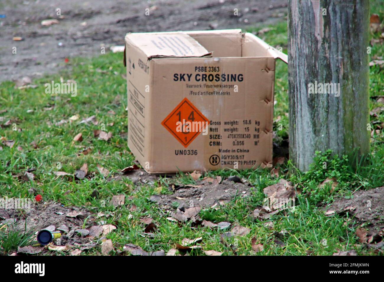Leere Schachtel mit Feuerwerk, die als Müll auf der Straße zurückgelassen wurde In den Niederlanden Stockfoto
