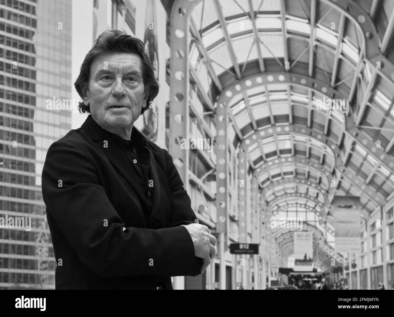 Nürnberg, Deutschland. November 2012. Architekt Helmut Jahn steht vor einem Foto des Chicago O Hare Airport im Neuen Museum. In seiner Ausstellung 'Procress Progress' zeigte der Architekt Zeichnungen und Fotos seiner Werke aus aller Welt. Architekt Helmut Jahn ist tot. Der Designer zahlreicher bekannter Gebäude starb am Samstag (08.05.2021) bei einem Fahrradunfall in Campton Hills (USA), einem Vorort von Chicago, der etwa 50 Kilometer westlich des Stadtzentrums im US-Bundesstaat Illinois liegt. Quelle: Sven Grundmann/dpa/Alamy Live News Stockfoto