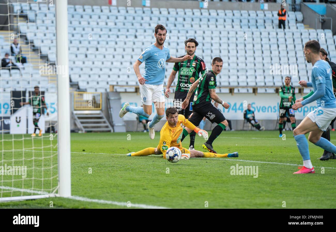 Malmo Schweden Mai 2021 Adi Nalic 22 Von Malmo Ff Und August Stromberg 1 Von Varbergs Bois Wahrend Des Allsvenskan Spiels Zwischen Malmo Ff Und Varbergs Bois Im Eleda Stadion In Malmo Schweden