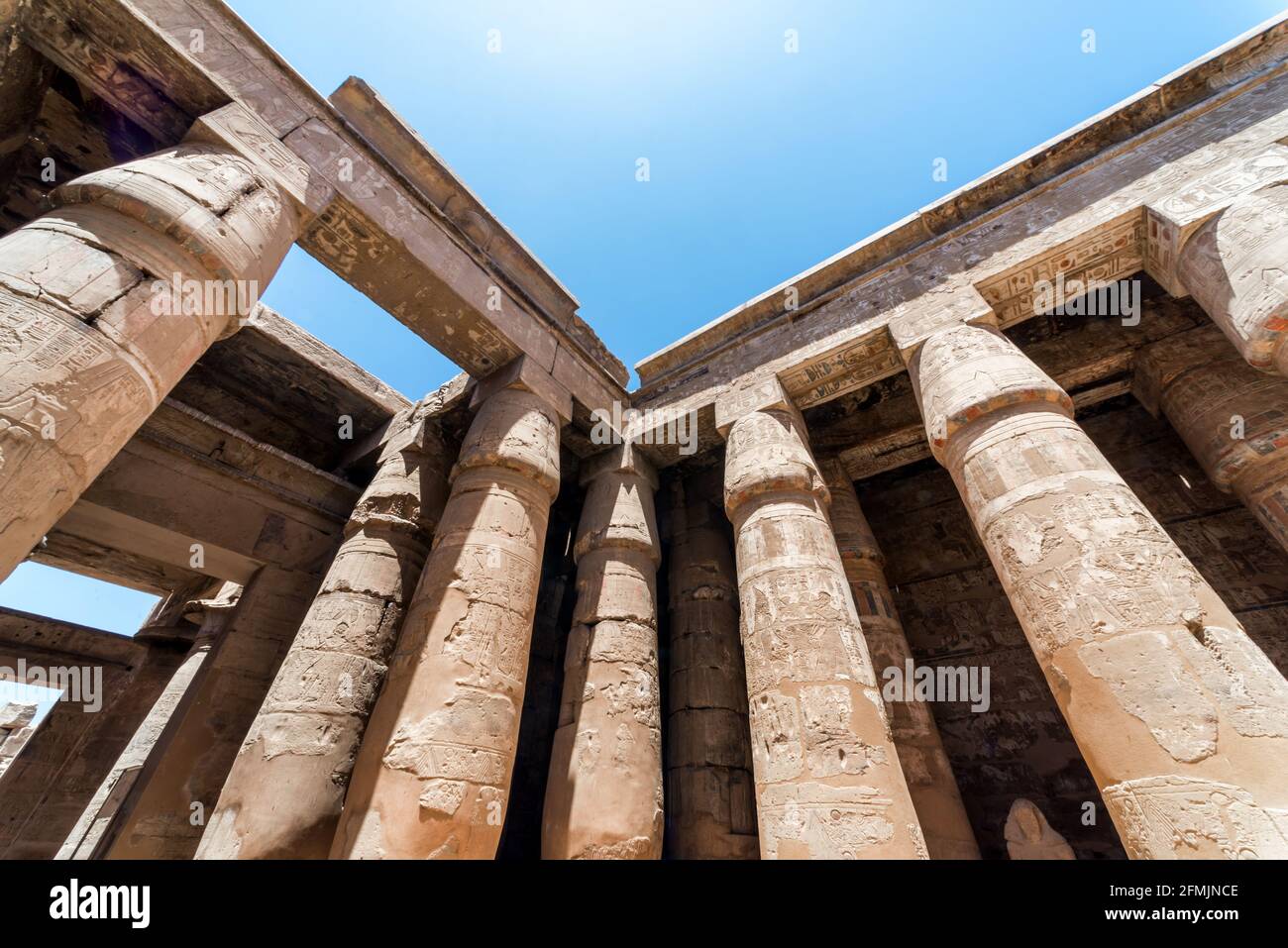 Antike Statue in der Säulenhalle in Luxor in Ägypten Ohne Menschen Stockfoto