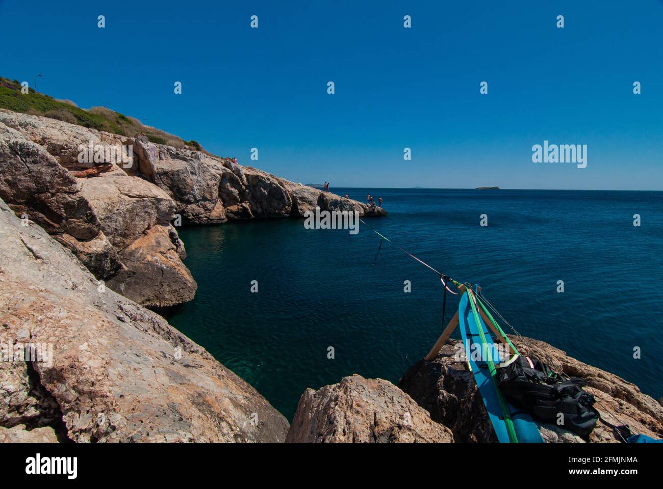 Slackline Über Rocky Bay Mit Türkisfarbenem Wasser Stockfoto