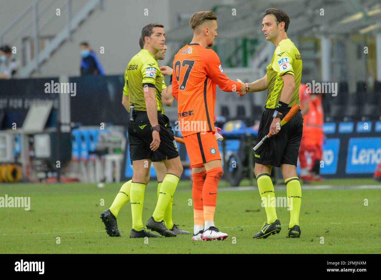 Mailand, Italien. Mai 2021. Reserve-Torwart Ionut Radu von Inter dankt den Linien Mann nach der Serie EIN Spiel zwischen Inter und Sampdoria bei Giuseppe Meazza in Mailand. (Bildnachweis: Gonzales Photo - Tommaso Fimiano). Stockfoto