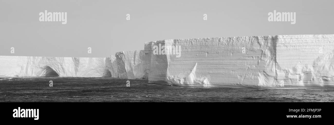 Antarktis, Südsee. Durchsichtige Eiswand des Tabular Iceberg, C28B (Position 60 51' 03' S 51' 33' 00' W) Stockfoto