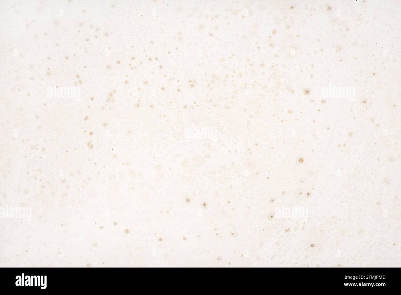 Alter und schmutziger Papierhintergrund mit Flecken und Feuchtigkeitseffekten Stockfoto