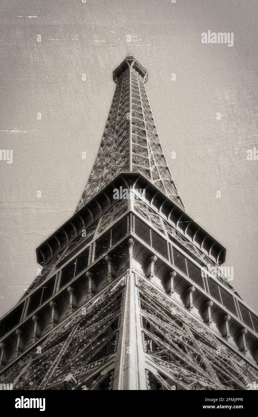 Der Eiffelturm in Paris, Frankreich. Vintage-Look: Monochrom mit Sepia-Tonung, Kratzern und Filmkörnung Stockfoto