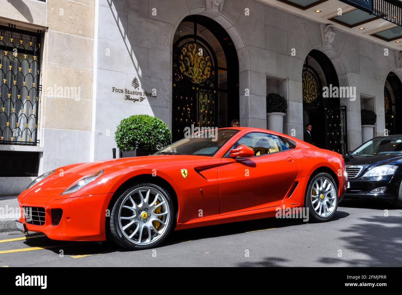 PARIS, FRANKREICH - CIRCA JULI 2009: Ein Ferrari 599 GTB Fiorano parkte vor dem George V Hotel in Paris Stockfoto