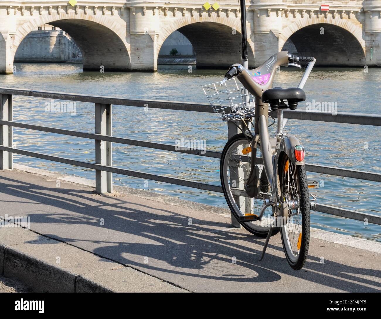 PARIS, FRANKREICH - CA. AUGUST 2009: Ein Velib' an der seine. Velib' ist ein öffentliches Fahrradverleihsystem Stockfoto