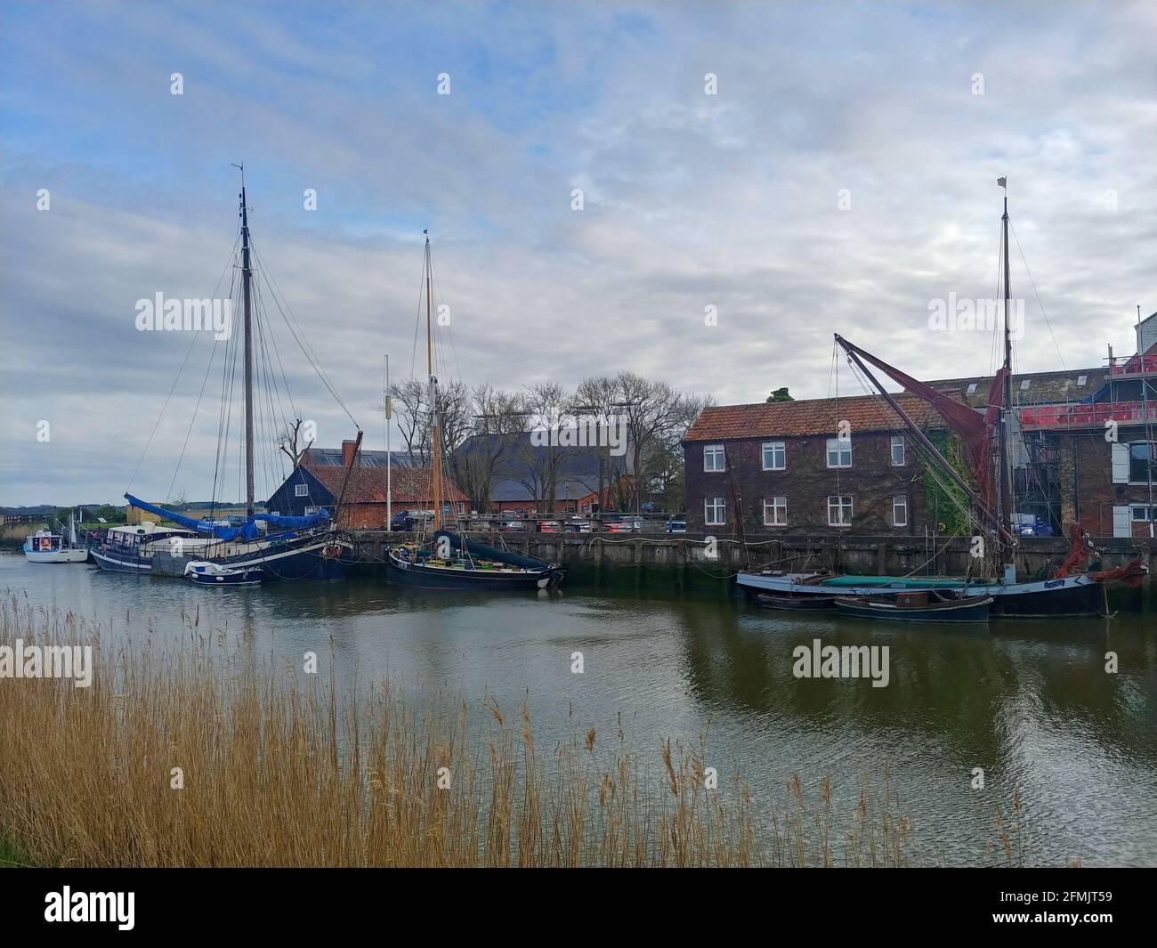 Barges vertäuten bei Snape Maltings in Suffolk, Großbritannien Stockfoto