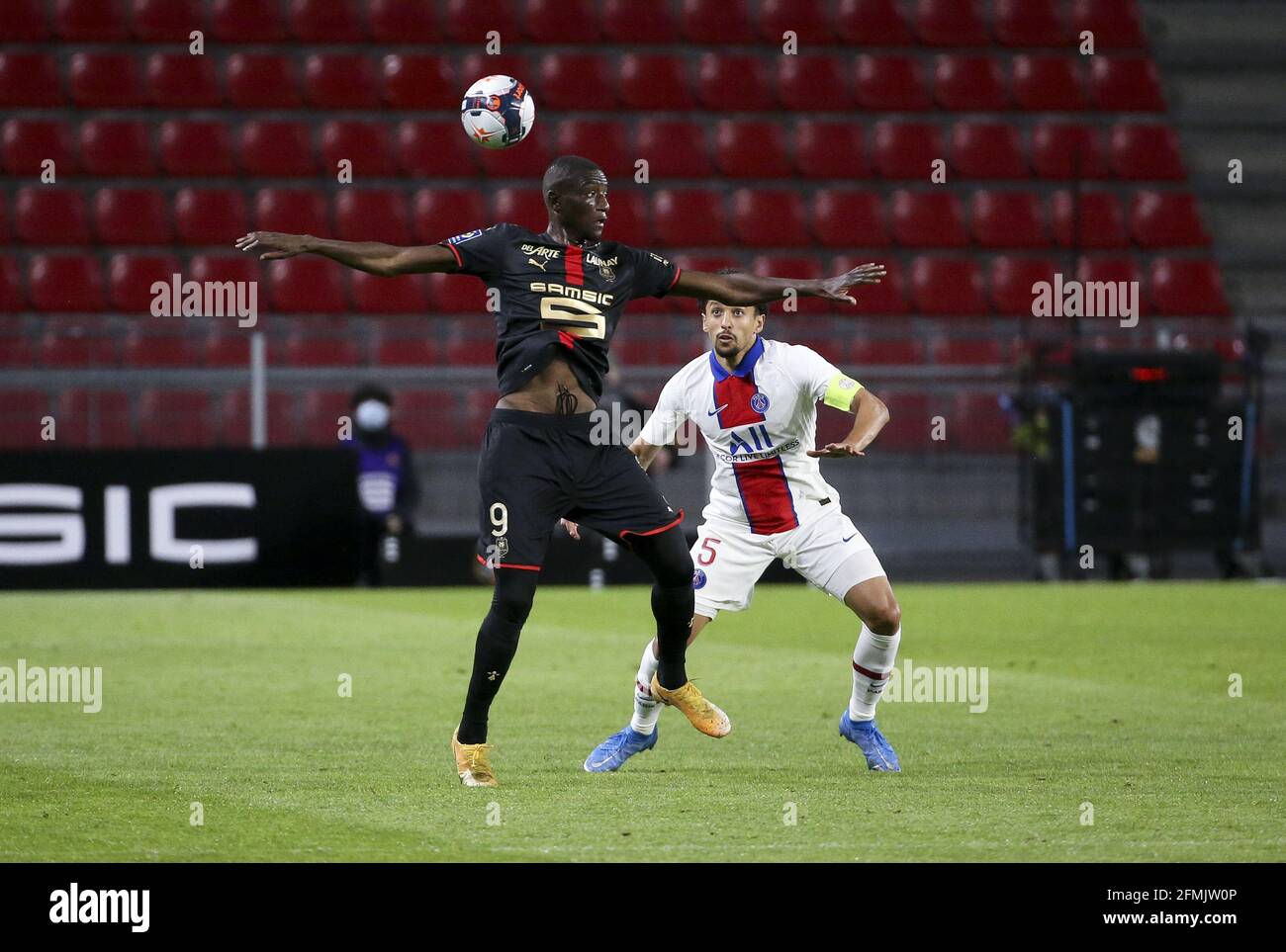 Serhou Guirassy aus Rennes, Marquinhos von PSG während des Fußballspiels der französischen Meisterschaft Ligue 1 zwischen Stade Rennais und Paris Saint-Germain am 9. Mai 2021 im Roazhon Park in Rennes, Frankreich - Foto Jean Catuffe / DPPI / LiveMedia Stockfoto