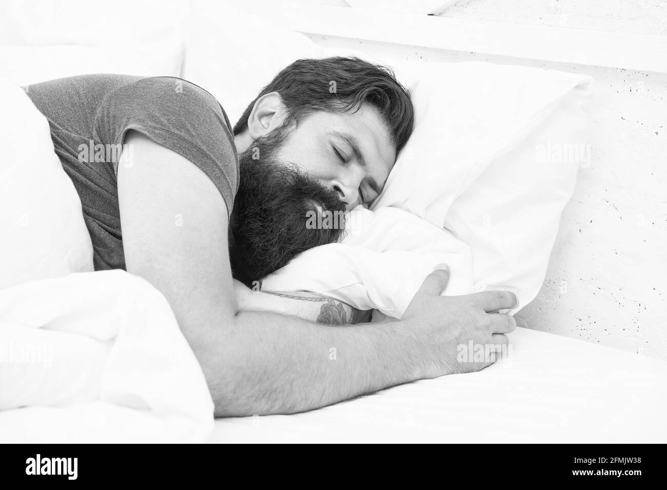 Draufsicht auf einen hübschen reifen Mann im Hemd, der im Bett schläft, gesunden Schlaf Stockfoto