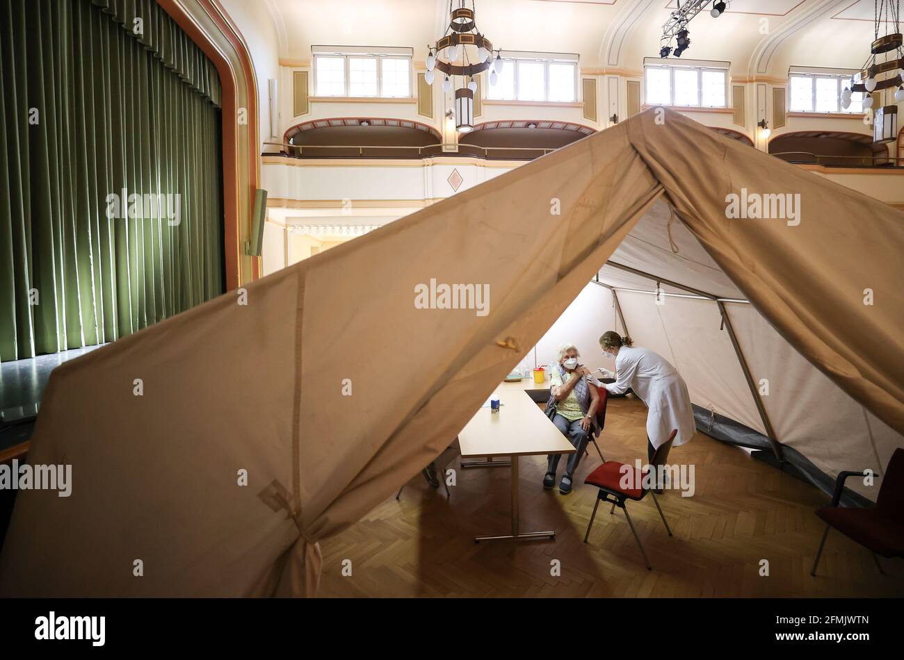 Markkleeberg, Deutschland. Mai 2021. Eine Frau wird in einem Zelt im mobilen Impfzentrum in der Großen Lindenhalle im Rathaus gegen Covid-19 geimpft. In zwei Aktionen wurden und werden hier bisher mehr als 2300 Einwohner geimpft. Beide Impfaktionen der Stadt wurden in Zusammenarbeit mit dem Deutschen Roten Kreuz organisiert. Quelle: Jan Woitas/dpa-Zentralbild/dpa/Alamy Live News Stockfoto