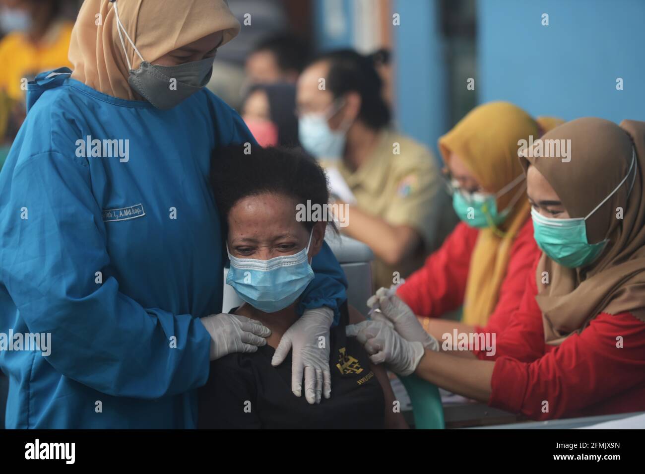 Jakarta, Indonesien. Mai 2021. Eine Frau erhält während einer Massenimpfung in Jakarta, Indonesien, am 10. Mai 2021 eine Dosis COVID-19-Impfstoff. Kredit: Zulkarnain/Xinhua/Alamy Live Nachrichten Stockfoto