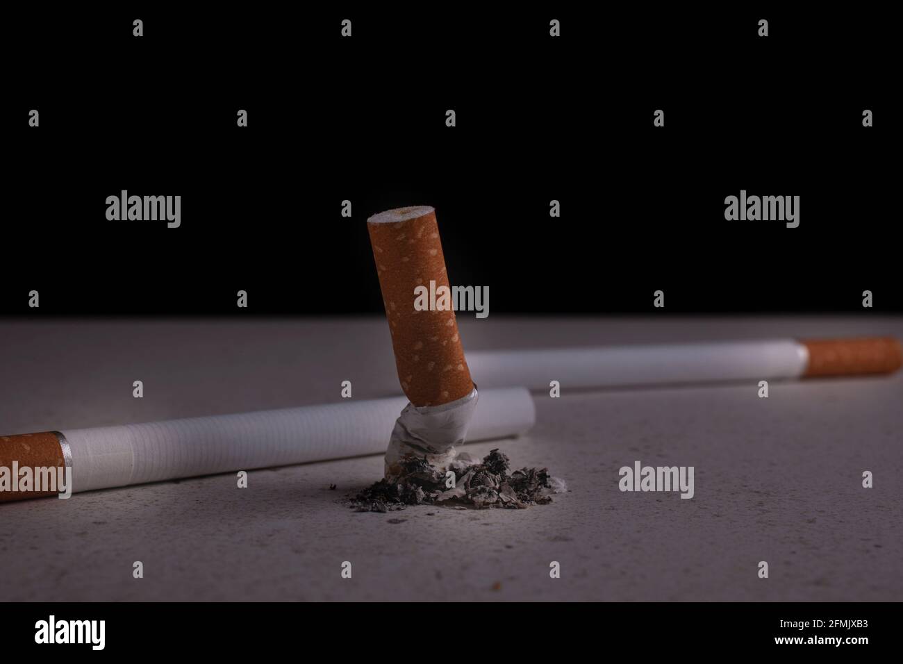 Nahaufnahme EINER Zigarette - Weltnichtrauchertag Stockfoto