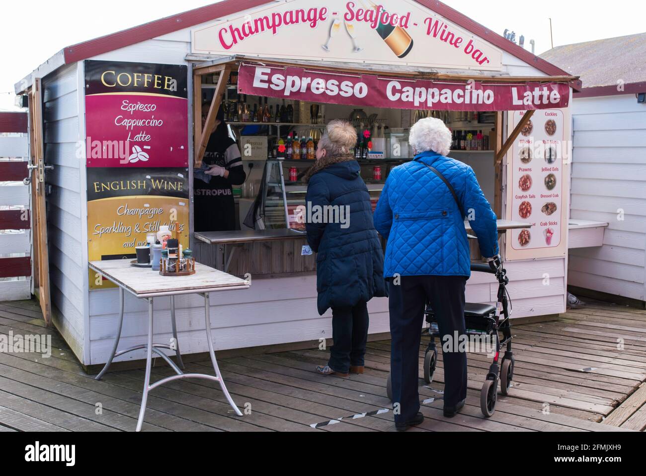 Frauen an einem Kiosk am Herne Bay Pier, Kent, England, Großbritannien. Stockfoto