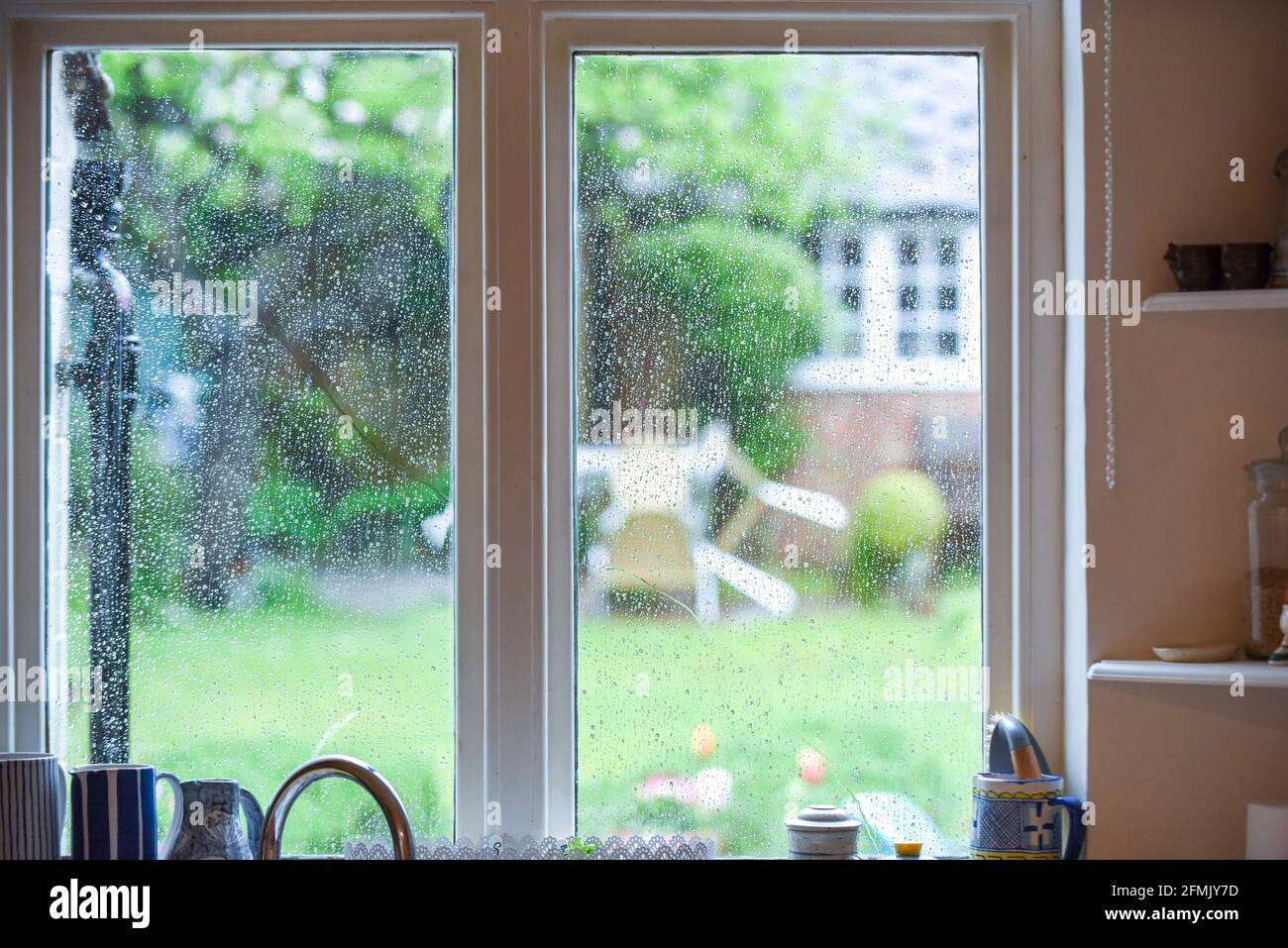 Blick von der Küche nach innen an einem regnerischen Tag und durch das Fenster Stockfoto