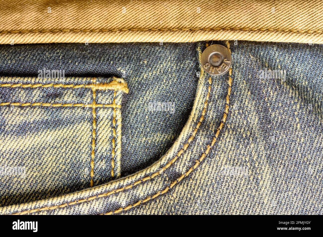 Nahaufnahme einer Jeans mit den Nähten, einem Teil der Seitentasche und  einer Gürtelschlaufe Stockfotografie - Alamy