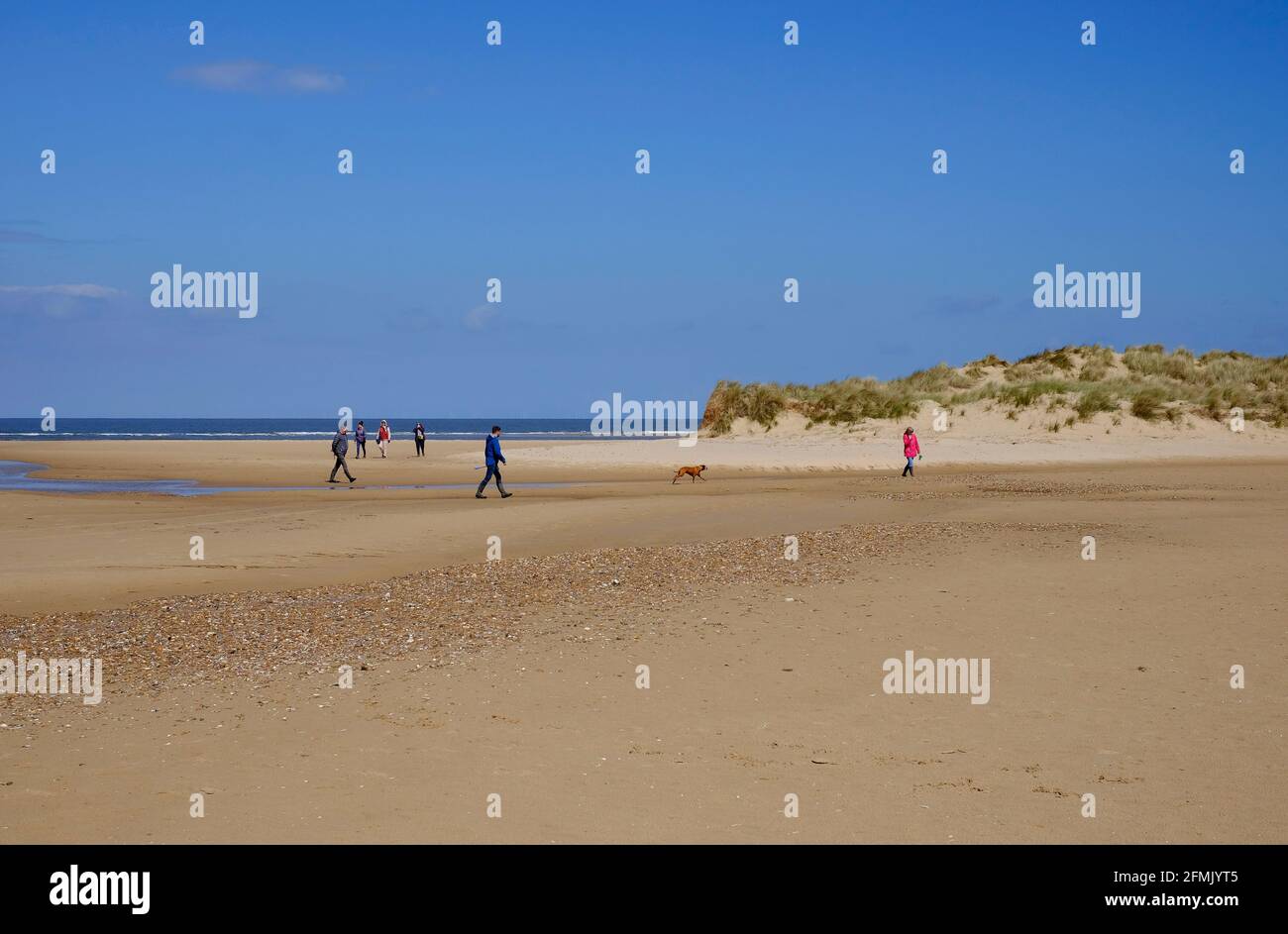 Menschen zu Fuß auf holkham Beach, North Norfolk, England Stockfoto