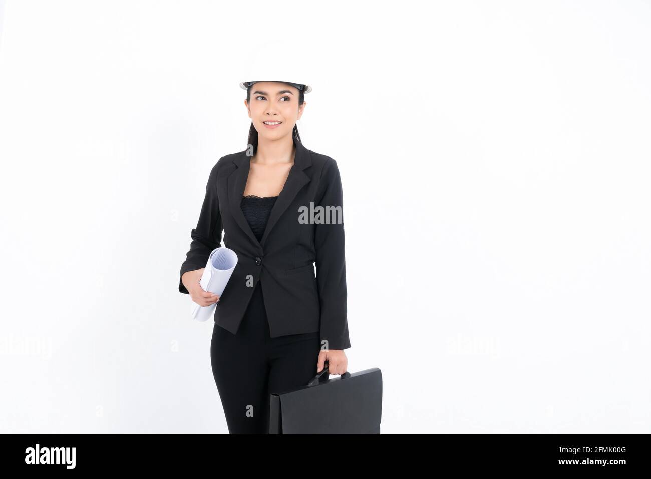 Portrait junge Ingenieurin Frau trägt schwarzen Anzug und weißen Schutzhelm mit Blaupause und Tasche in Schuss Studio isoliert auf weißem Hintergrund. Stockfoto