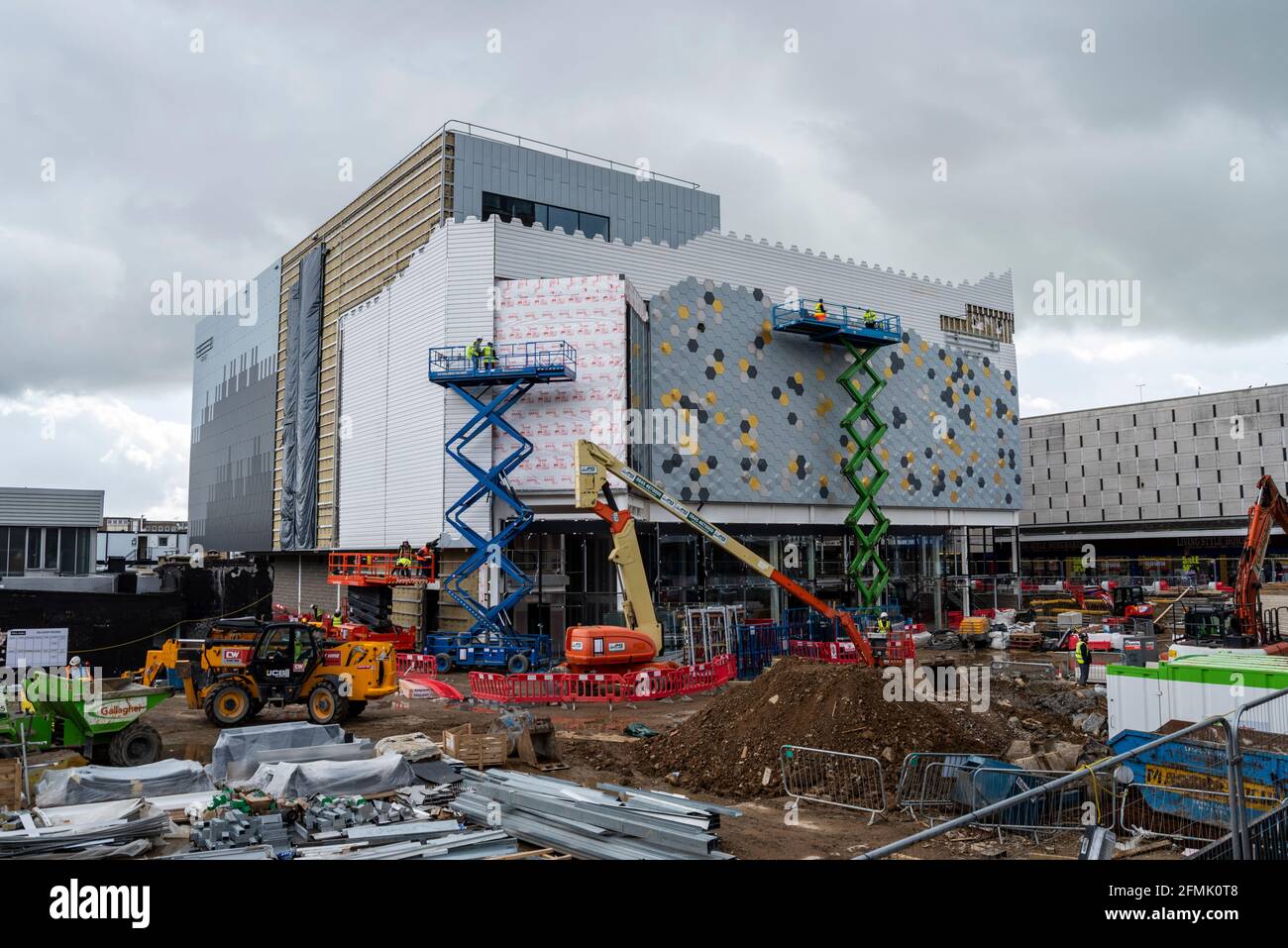 Sanierung in Basildon, Essex, Großbritannien. Baustelle am East Square mit Empire-Kino. Krane und Scherenhubplattformen, Werk vor Ort Stockfoto