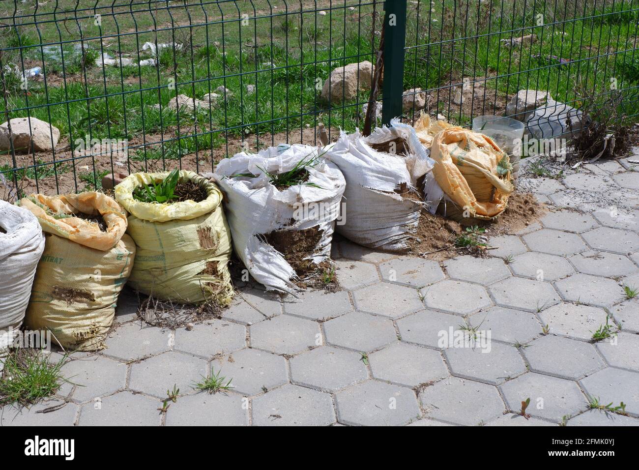 Zerrissene Sandsäcke Im Freien Stockfoto