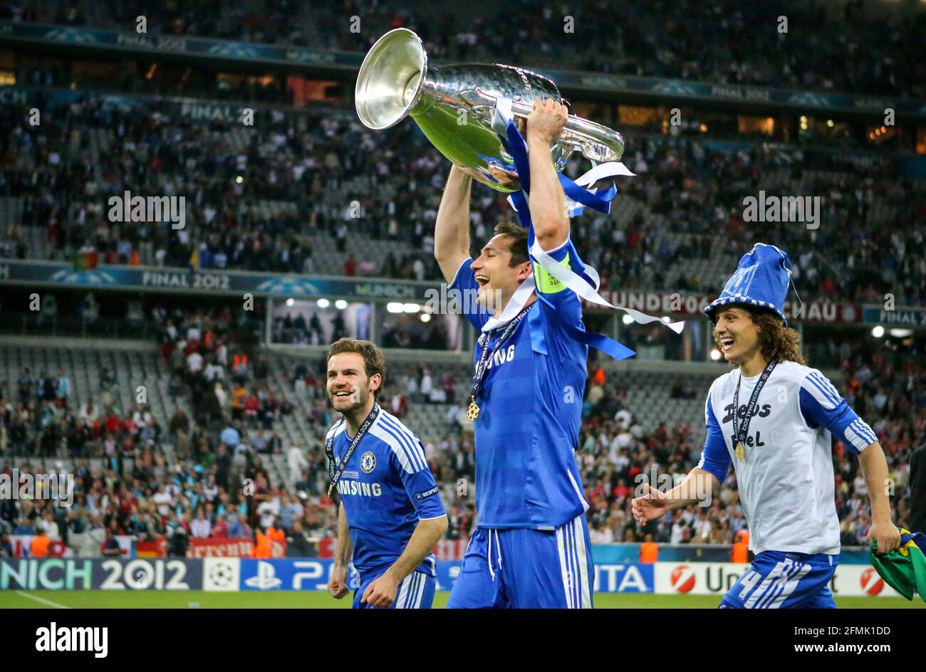 Champions-League-Sieger FC Chelsea feiert den Siegerkapitän Frnak Lampard (  Chelsea ) und David Luiz ( Chelsea ) mit der Trophäe Finale FC Chelsea - FC  Bayern München 2011 / 2012 UEFA Champions-League-Finale