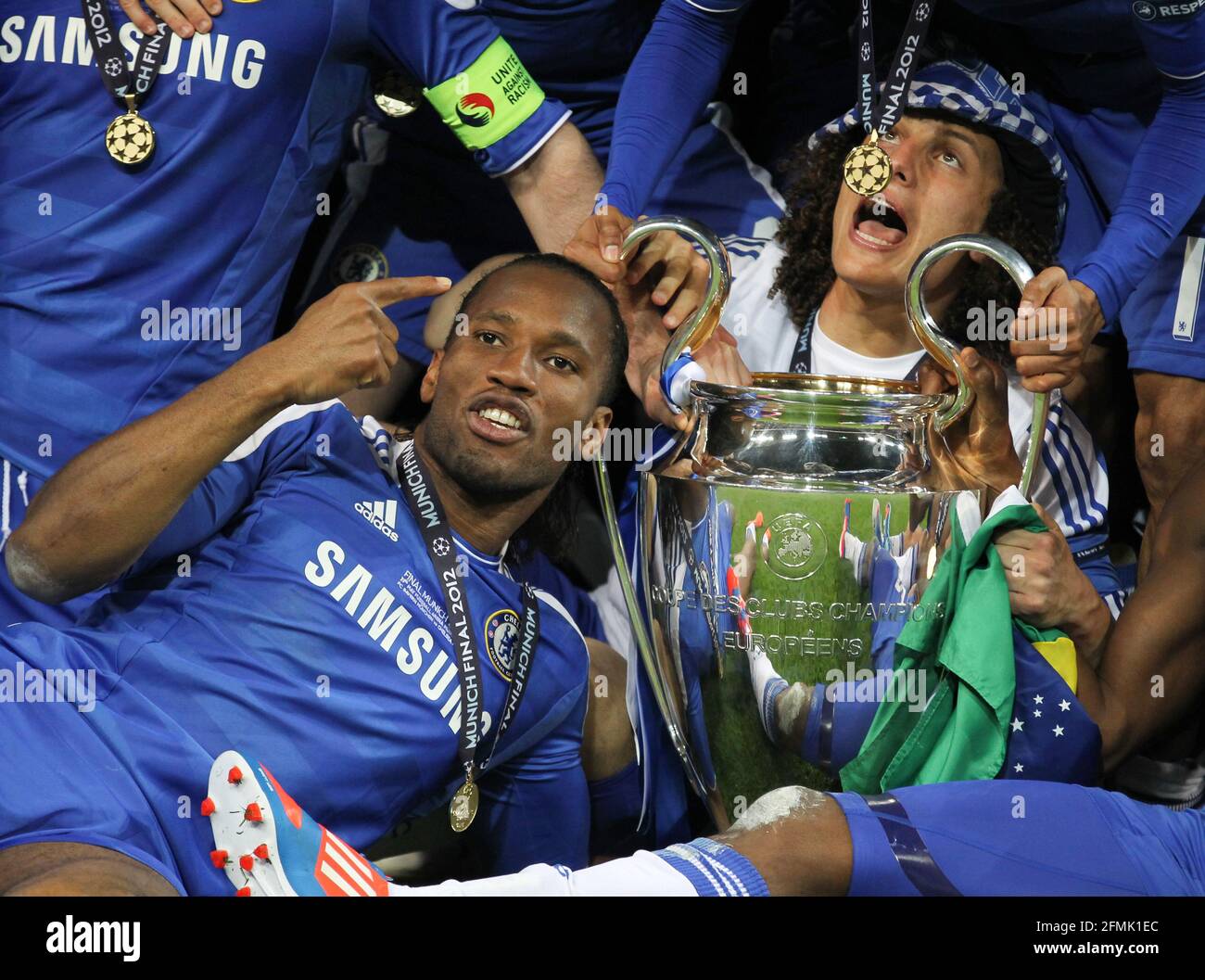 Champions-League-Sieger FC Chelsea feiert den Sieg Didier Drogba ( Chelsea  ) und David Luiz ( Chelsea ) mit der Trophäe Finale FC Chelsea - FC Bayern  München 2011 / 2012 UEFA Champions-League-Finale