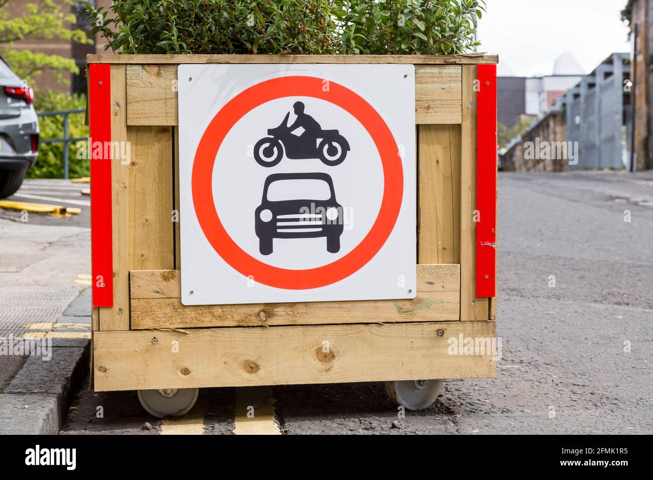 Temporär Keine Kraftfahrzeuge dürfen während der Bauarbeiten an der Universität von Strathclyde, Rottenrow, Glasgow, Schottland, Großbritannien, auf einer Pflanzkiste unterschreiben Stockfoto