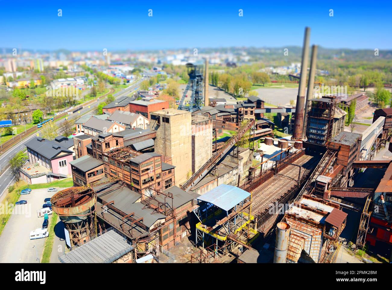 Luftaufnahme des alten, verlassenen Eisenwerksbereichs mit Tilt-Shift-Effekt. Miniatur-Tilt-Shift-Effekt der alten Eisenfabrik. Stockfoto