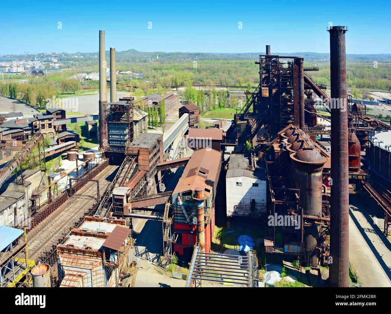 Luftaufnahme des alten rostigen verlassenen Eisenwerksareals. Alte Eisenwarenfabrik mit Schornsteinen. Stockfoto