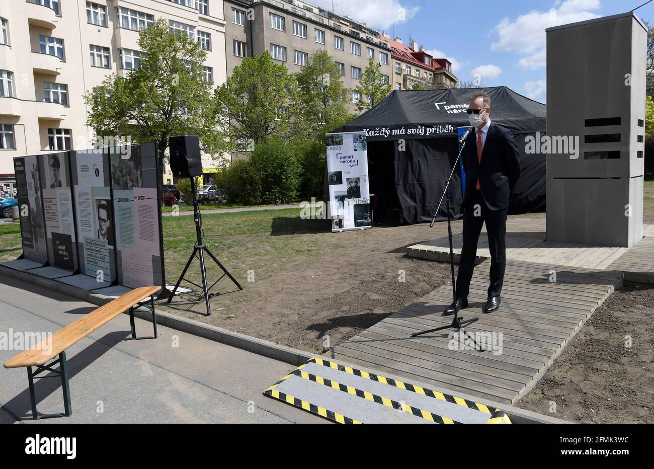 Die Ausstellung Nikogda nezabudnem (Wir werden nie vergessen), die heute, am Samstag, 8. Mai 2021, Eröffnet auf einem Prager Platz, wo bis April 2020 eine Statue des sowjetischen Marschalls Ivan Konev stand, präsentiert Lebensgeschichten und wichtige historische Momente in den Beziehungen der Tschechoslowakei und der Sowjetunion. Der 6 Bürgermeister von Prag, Ondrej Kolar (TOP 09), Foto, sagte bei der Eröffnung, dass die Ausstellung gezeigt habe, wie leicht sich Befreier in Besatzer verwandeln können, was die Menschen auch jetzt im Auge behalten müssen. Plakate zeigen Geschichten von bestimmten Menschen, dokumentarische Videos und Reden von Augenzeugen Stockfoto