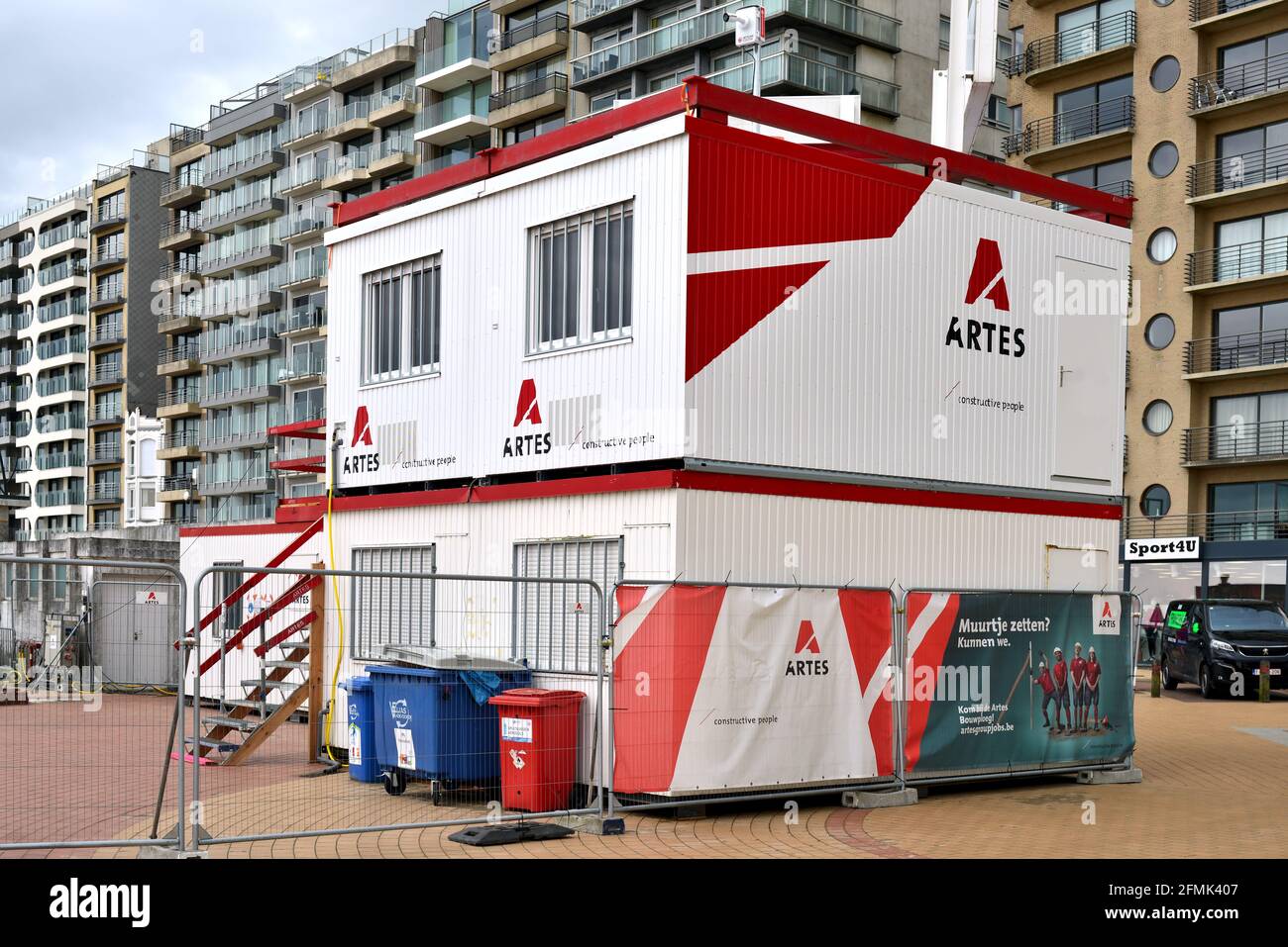 Blankenberge, Westflandern, Belgien - 8. Mai 2021: Beginn der Bauumsetzung Baustelleninstallation Baumaterialien und Kabinen. Stockfoto