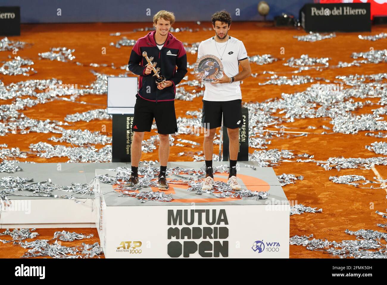 Madrid, Spanien. Mai 2021. (L-R) Alexander Zverev (GER), Matteo Berrettini (ITA) Tennis : Alexander Zverev aus Deutschland und Matteo Berrettini aus Italien bei der Preisverleihung im Einzel-Finale des ATP Masters 1000 „Mutua Madrid Open Tennis Tournament“ im Caja Magica in Madrid, Spanien. Quelle: Mutsu Kawamori/AFLO/Alamy Live News Stockfoto