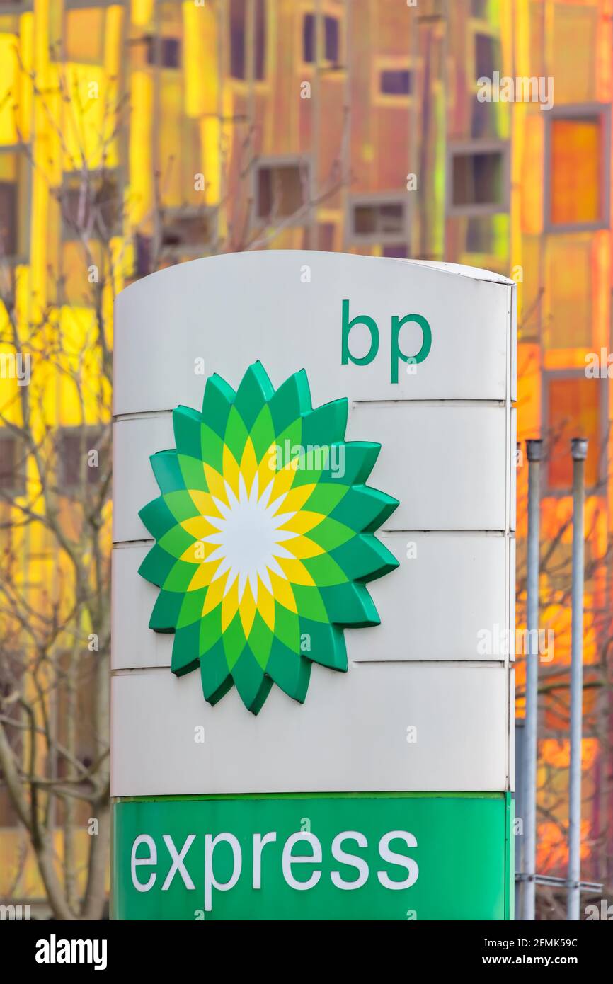 Deventer, Niederlande - 28. April 2021: British Petroleum BP Messestand mit Firmenlogo an einer Tankstelle in Deventer, Niederlande Stockfoto
