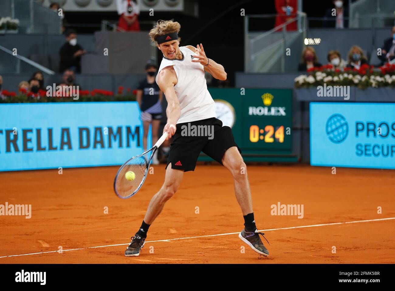 Madrid, Spanien. Mai 2021. Alexander Zverev (GER) Tennis : Alexander Zverev aus Deutschland im Einzel-Finale gegen Matteo Berrettini aus Italien beim ATP Masters 1000 'Mutua Madrid Open Tennis Turnier' bei der Caja Magica in Madrid, Spanien. Quelle: Mutsu Kawamori/AFLO/Alamy Live News Stockfoto