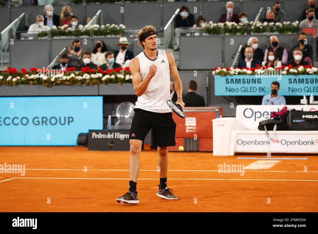Madrid, Spanien. Mai 2021. Alexander Zverev (GER) Tennis : Alexander Zverev aus Deutschland feiert im Einzel-Endspiel gegen Matteo Berrettini aus Italien beim ATP Masters 1000 'Mutua Madrid Open Tennis Turnier' bei der Caja Magica in Madrid, Spanien, nach Punkt . Quelle: Mutsu Kawamori/AFLO/Alamy Live News Stockfoto