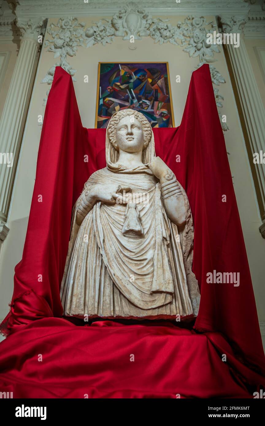 London, Großbritannien. 10 Mai 2021. Eine Grabstatue aus dem 2. Jahrhundert v. Chr. aus Werkstätten in Cyrenaica, dem antiken Libyen, wurde nun an die libysche Botschaft übergeben. Dies folgte auf eine Zusammenarbeit zwischen dem British Museum und HM Revenue and Customs (HMRC) und der Botschaft von Libyen, nachdem die Statue vor einigen Jahren von Grenzbeamten am Flughafen Heathrow beschlagnahmt wurde, nachdem sie illegal in das Vereinigte Königreich importiert wurde, um zum Verkauf angeboten zu werden. Kredit: Guy Bell/Alamy Live Nachrichten Stockfoto