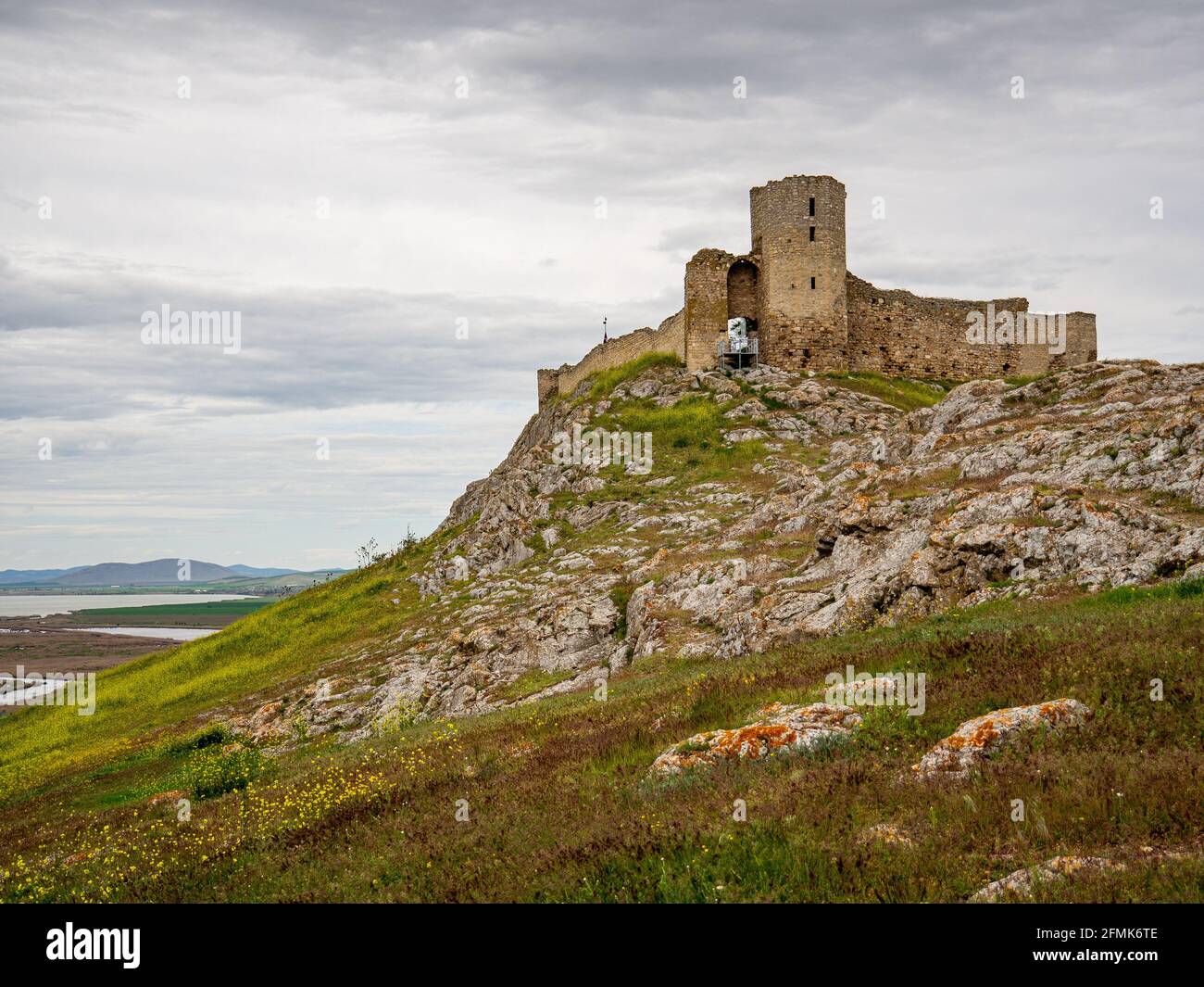 Ruinen der alten mittelalterlichen Burg, enisala, in der Nähe des sees razim-sinoie, dobrogea Region, rumänien Stockfoto