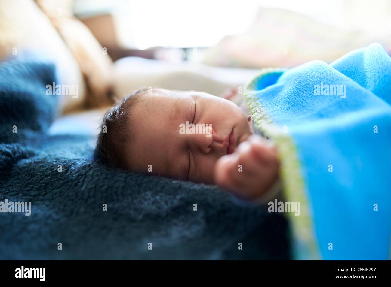 Neugeborenes Baby schläft und träumt friedlich Stockfoto