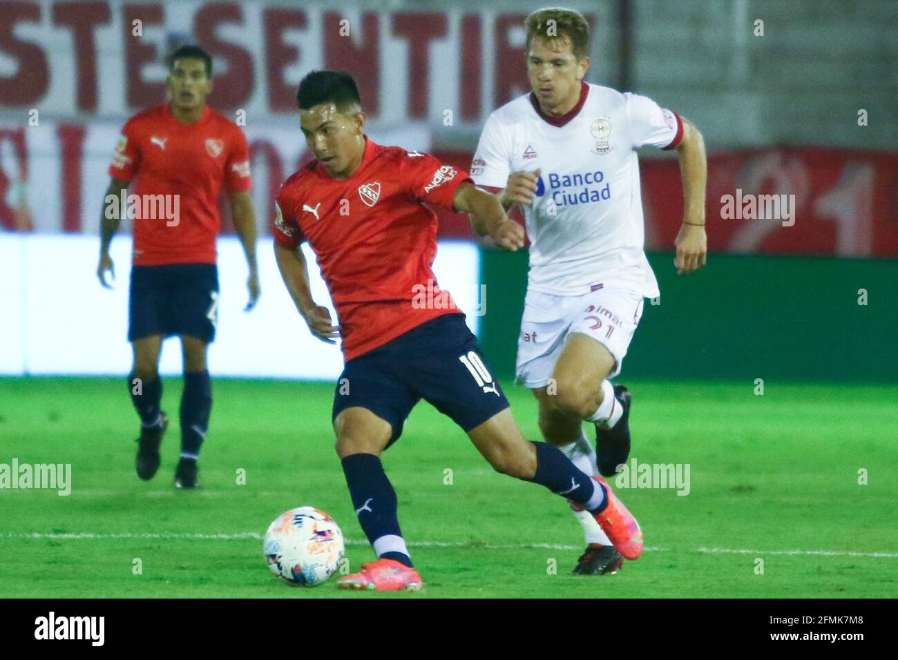 BUENOS AIRES, 9.05.2021: Huracan und Independiente spielen für die Endrunde der Copa de La Liga Argentina de Fútbol im Tomas Ducó Stadion. Stockfoto