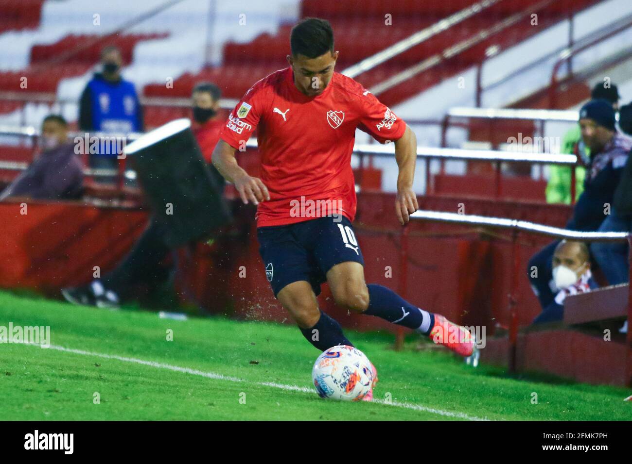 BUENOS AIRES, 9.05.2021: Huracan und Independiente spielen für die Endrunde der Copa de La Liga Argentina de Fútbol im Tomas Ducó Stadion. Stockfoto